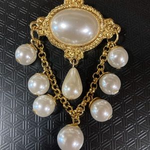 Retro Drop Faux Pearl Brooch Gold Tone And A Draping Of Pearls Vintage